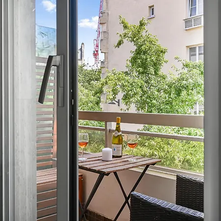 Elegant Parisien Avec Double Balcon Apartment Paris